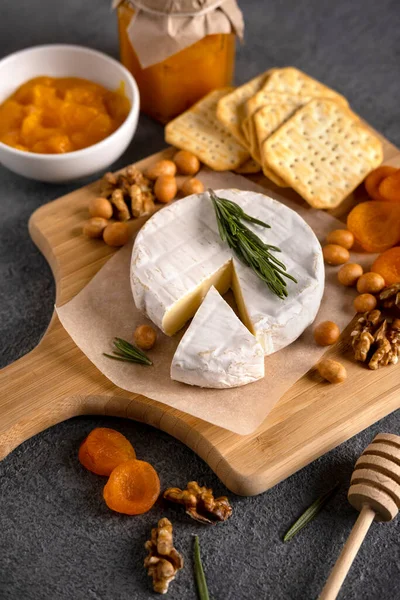 Fromage Brie Aux Noix Tranches Poire Abricots Secs Fromage Camembert — Photo