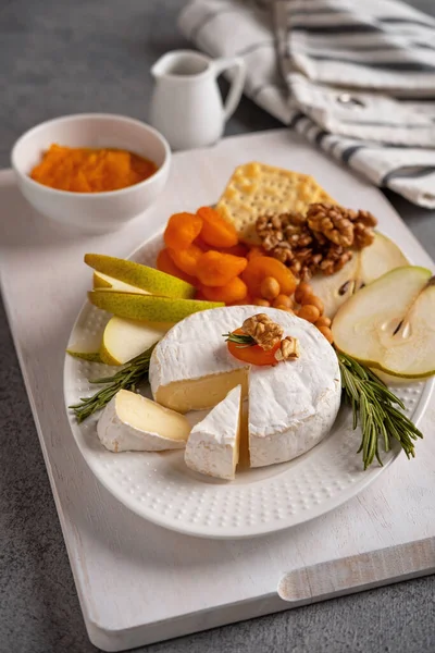 Fromage Brie Aux Noix Tranches Poire Abricots Secs Fromage Camembert — Photo