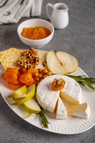 Fromage Brie Aux Noix Tranches Poire Abricots Secs Fromage Camembert — Photo