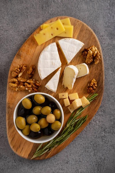 Fromages Variés Aux Noix Olives Romarin — Photo