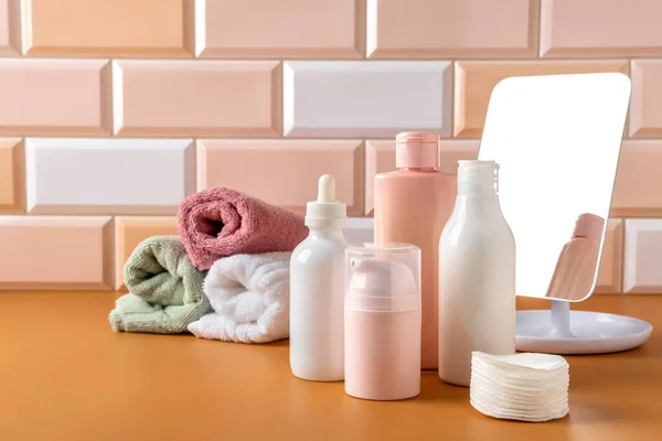 整套化妆品护肤产品 白色和粉色管 美容和温泉的概念 家庭安康 免版税图库图片