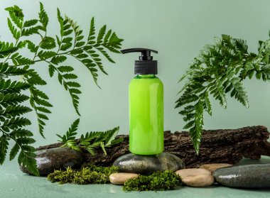 Stoun podyum ve pastel arka planda bir şişe şeker. Kozmetik kutusunun metin için yeri var. Doğal cilt bakım ürünü konsepti.