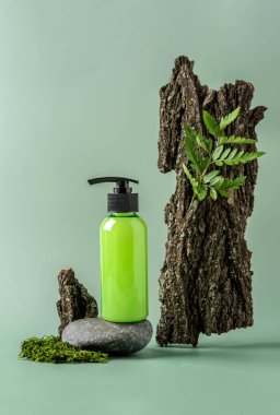 Stoun podyum ve pastel arka planda bir şişe şeker. Kozmetik kutusunun metin için yeri var. Doğal cilt bakım ürünü konsepti.