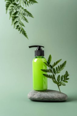 Stoun podyum ve pastel arka planda bir şişe şeker. Kozmetik kutusunun metin için yeri var. Doğal cilt bakım ürünü konsepti.