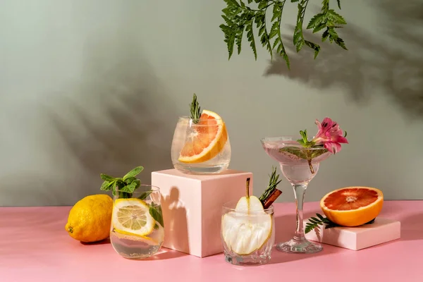 Meyveli sert maden suyu kokteylleri: armut, greyfurt, limon. Renkli yaz içkileri sarı arka planda gölge eğreltiotu ile ferahlatıcı. 