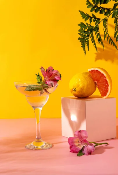 Cocktail Seltz Dur Aux Saveurs Baies Garnies Fleurs Alstroemeria Boisson — Photo