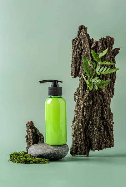 Stoun podyum ve pastel arka planda bir şişe şeker. Kozmetik kutusunun metin için yeri var. Doğal cilt bakım ürünü konsepti.