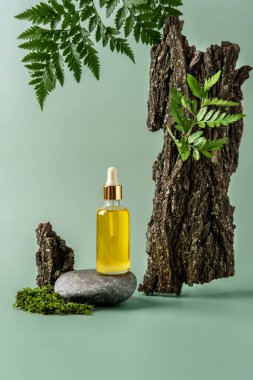 Stoun podyum ve pastel arka planda yağ şişesi. Kozmetik kutusunun metin için yeri var. Doğal cilt bakım ürünü konsepti.