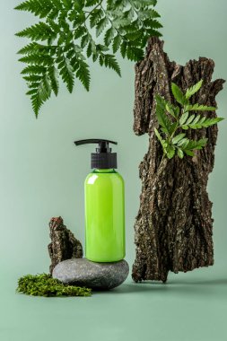 Stoun podyum ve pastel arka planda bir şişe şeker. Kozmetik kutusunun metin için yeri var. Doğal cilt bakım ürünü konsepti.