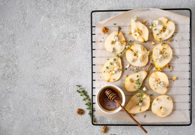Fırında armut, mavi peynir, ceviz, bal ve bitki. Fransız mutfağı Şarabın aperatifi. 