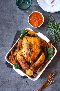 Şükran Günü kutlaması geleneksel yemek hazırlama konsepti. Tavuklu Şükran Günü yemeği. Düz yatıyordu. Üst görünüm