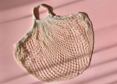 Pembe Arkaplanda Kullanılabilir Alışveriş Torbaları. Çevre dostu. Sıfır atık.