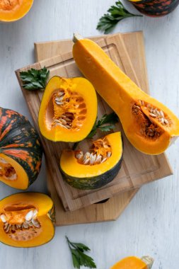 Sonbahar Şükran Günü geçmişi. Beyaz masadaki balkabakları. Şükran Günü ya da Cadılar Bayramı kavramı.