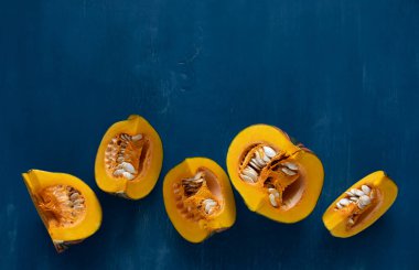 Sonbahar Şükran Günü geçmişi. Mavi masadaki balkabakları. Şükran Günü ya da Cadılar Bayramı kavramı.