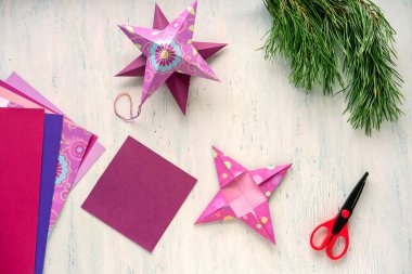 Beşinci adım. Adım adım talimatlar: renkli kartondan bir noel yıldızı nasıl yapılır. 