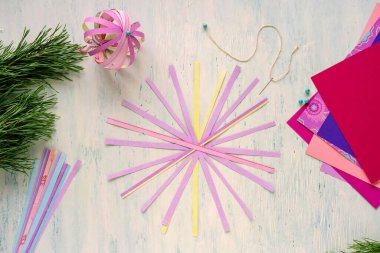 Adım 2. Adım adım talimatlar: renkli kartondan bir noel topu nasıl yapılır. 