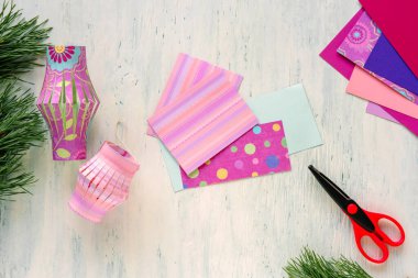 Adım 1. Adım adım talimatlar: renkli kartondan bir Çin feneri nasıl yapılır.