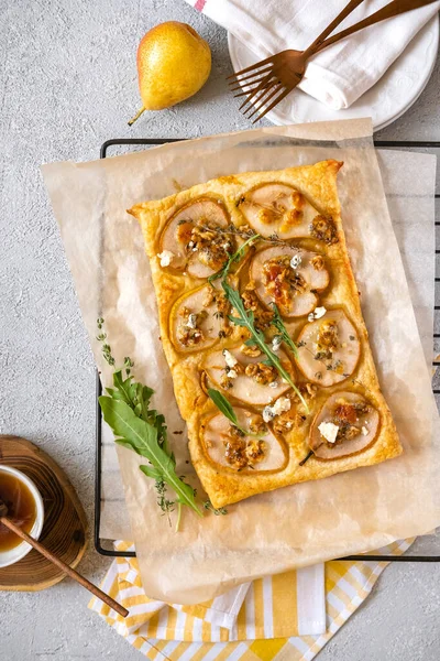 Armutlu, mavi peynirli, cevizli ve ballı tuzlu turta