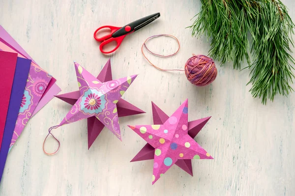 Yedinci adım. Adım adım talimatlar: renkli kartondan bir noel yıldızı nasıl yapılır. 