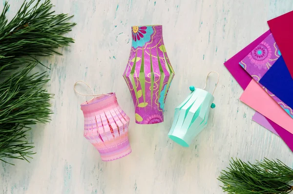 Yedinci adım. Adım adım talimatlar: renkli kartondan bir Çin feneri nasıl yapılır.