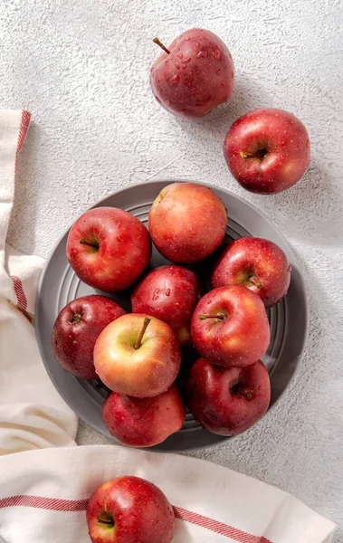 Pommes Rouges Mûres Sur Plaque Grise Vue Dessus Avec Espace — Photo