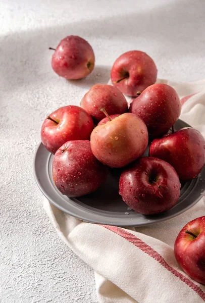 Les Pommes Rouges Referment Sur Une Assiette Grise Nature Morte — Photo