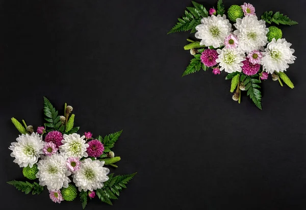 Bloemen Samenstelling Van Kleurrijke Bloemen Chrysant Geïsoleerd Zwarte Achtergrond Zomerkrans — Stockfoto