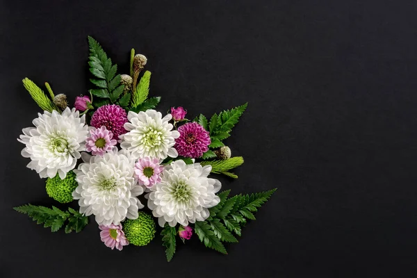 Bloemen Samenstelling Van Kleurrijke Bloemen Chrysant Geïsoleerd Zwarte Achtergrond Zomerkrans — Stockfoto