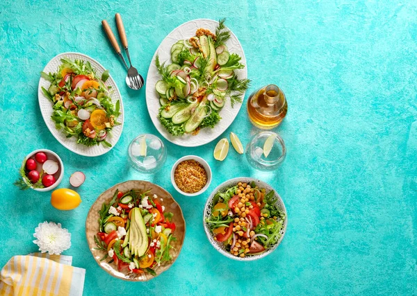 Avokado, salatalık, turp, dolmalık biber ve domatesli sağlıklı yaz sebze salatası. Yaz sağlıklı sebze salatası. Sağlıklı yiyecekler. Manzara harika..