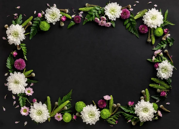 Ram Gjord Färgglada Blommor Krysantemum Isolerad Svart Bakgrund Blommor Sammansättning Royaltyfria Stockbilder