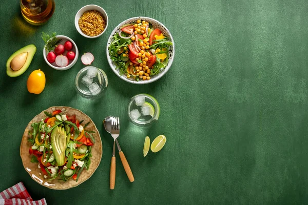 Různé Letní Zdravé Zeleninové Saláty Avokádem Okurkou Ředkvičkou Paprikou Rajčaty Stock Fotografie