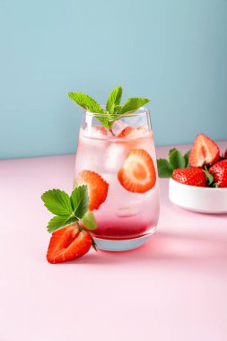 Açık mavi arkaplanda çilekli mojito. Fotokopi odasıyla yaz içkisini tazeliyorum. Modern hayat