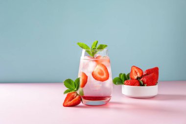 Açık mavi arkaplanda çilekli mojito. Fotokopi odasıyla yaz içkisini tazeliyorum. Modern hayat