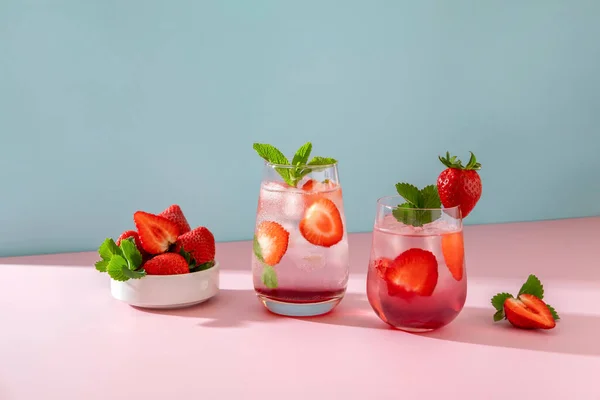 Açık mavi arkaplanda çilekli mojito. Fotokopi odasıyla yaz içkisini tazeliyorum. Modern hayat