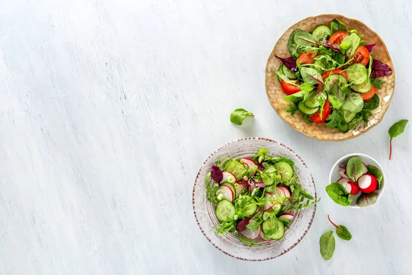 Yaz sağlıklı sebze salatası, salatalık, turp, mikro yeşillik ve domates. Yaz sağlıklı sebze salatası.