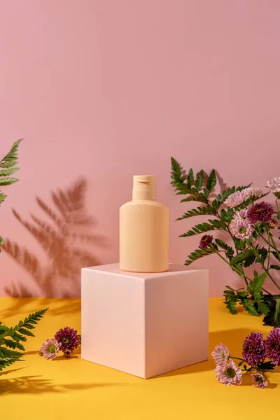 Estilo Verano Escaparate Para Exhibición Productos Cosméticos Sobre Fondo Amarillo Imagen De Stock