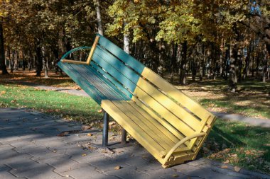 Sonbahar arkaplanı, sonbahar akşamı parkın dışındaki boş bank..