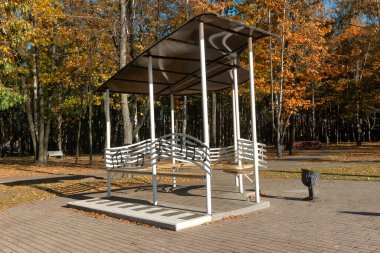 Sonbahar parkında yürüyüş ve rahatlama için güzel bir çardak..