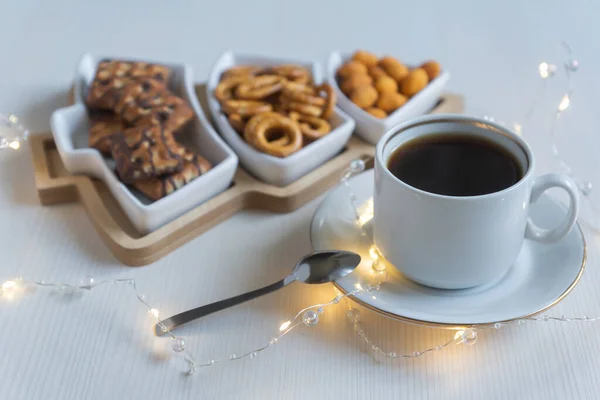 Tasse de café et divers bonbons sur un fond blanc. — Photo