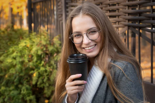 Ein Junges Schönes Mädchen Spaziert Einem Sonnigen Herbsttag Durch Den — Stockfoto