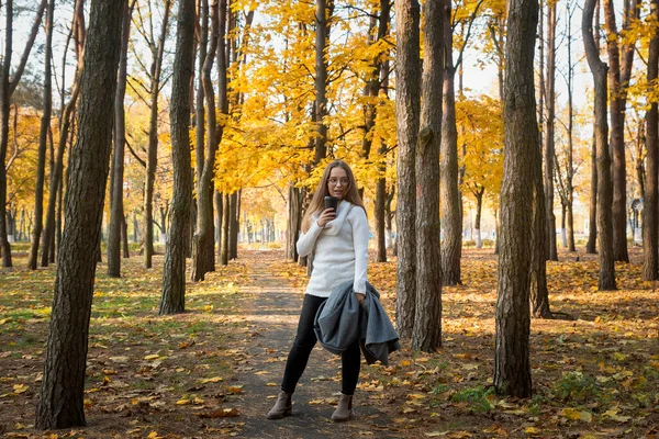 Una Giovane Bella Ragazza Passeggia Nel Parco Una Giornata Sole — Foto Stock