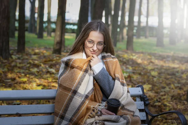 Young Beautiful Girl Walks Park Sunny Autumn Day — Stock Photo, Image