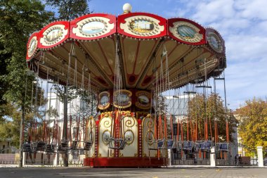 Gün batımında bir kış parkında güzel renkli bir atlıkarınca.