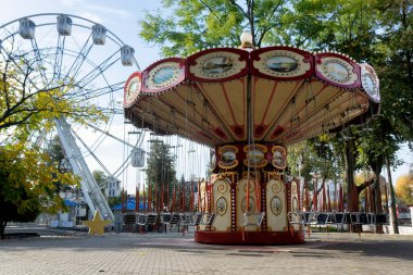 Gün batımında bir kış parkında güzel renkli bir atlıkarınca.