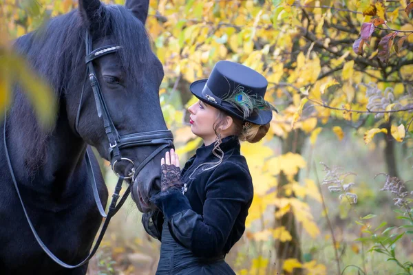 Schöne Mädchen Vintage Kleidung Und Ein Schwarzes Pferd Einem Herbsttag — Stockfoto