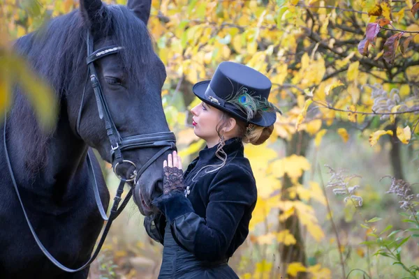 Menina Bonita Roupas Vintage Cavalo Preto Dia Outono — Fotografia de Stock