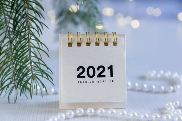 2021 yılbaşı sofrasında güzel bir bokeh ile takvim.