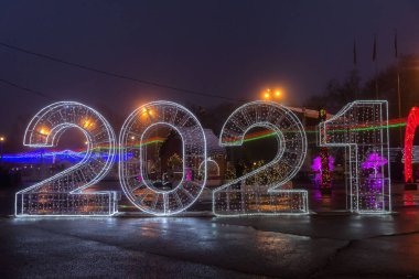 Şehir sokaklarında 2021 yılbaşı süsü.