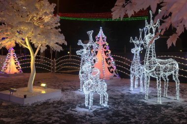 Şehrin sokaklarında parlak yeni yıl aydınlatma tasarımı.