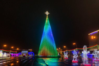 Şehrin sokaklarında parlak yeni yıl aydınlatma tasarımı.